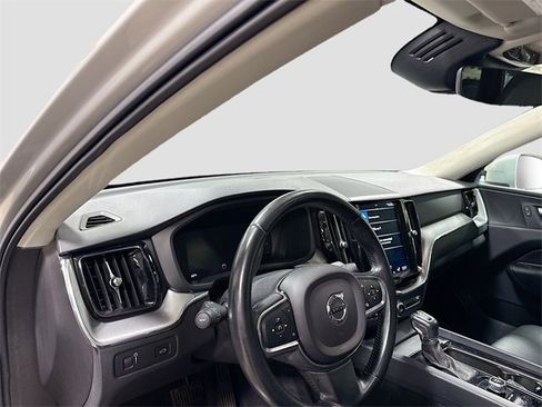 Used 2019 Volvo XC60 T5 Momentum w/ Premium Package image 11