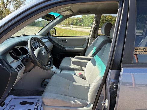 Used 2004 Toyota Highlander 2WD V6 w/ Appearance Pkg image 8