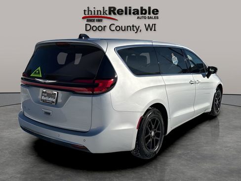 Used 2024 Chrysler Pacifica Touring-L FWD image 5