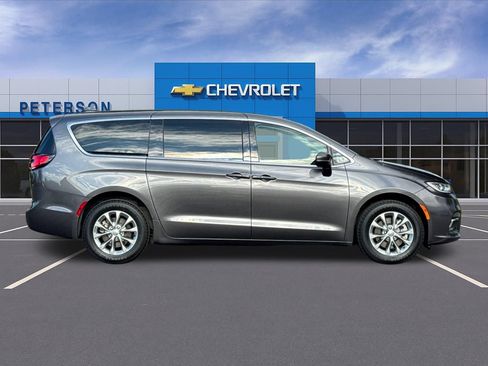 Used 2023 Chrysler Pacifica Touring-L AWD/4WD image 3