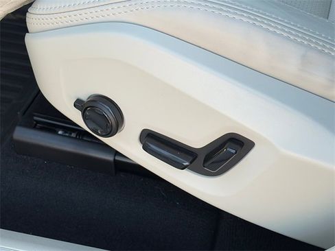 Used 2025 Volvo XC60 B5 Ultra w/ Protection Package Premier image 21