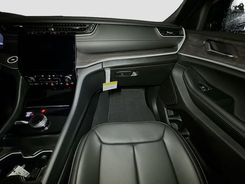 New 2025 Jeep Grand Cherokee Limited w/ Luxury Tech Group II image 26