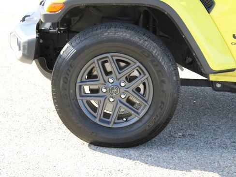 Used 2024 Jeep Gladiator Sport image 8