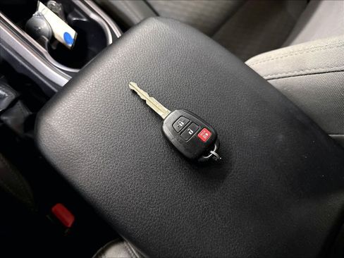 Used 2021 Toyota Tacoma SR5 RWD image 12