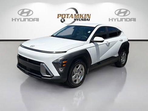 Certified 2025 Hyundai Kona SE FWD image 1