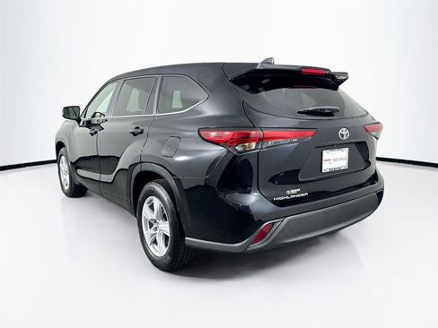 Certified 2023 Toyota Highlander L image 8