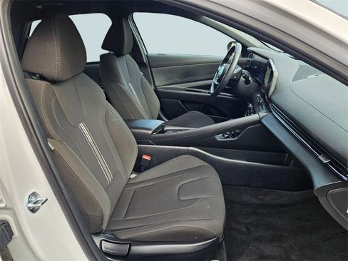 Certified 2025 Hyundai Elantra SEL image 28