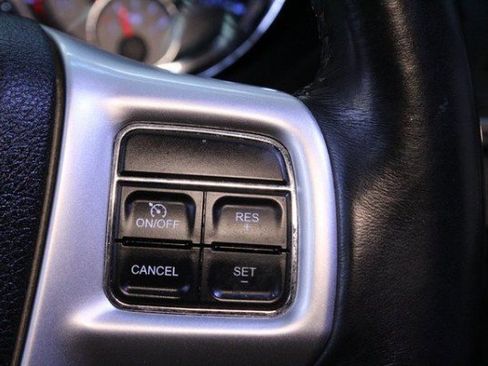 Used 2016 Chrysler Town & Country Touring image 23