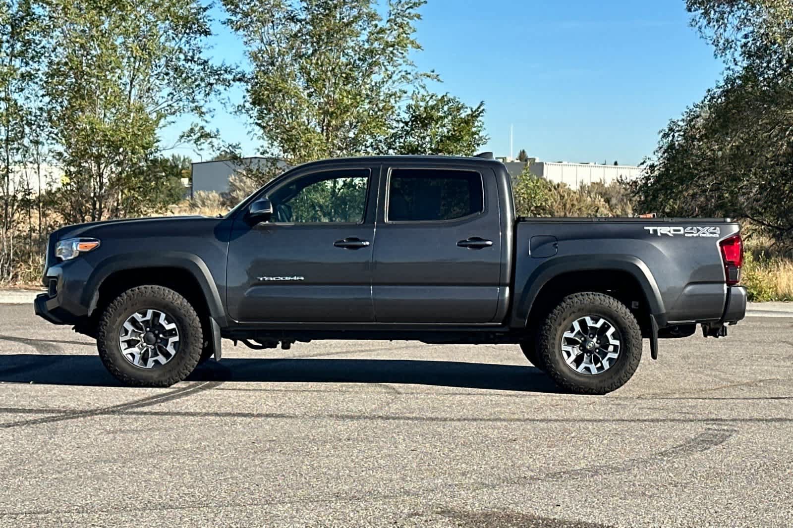 Used 2018 Toyota Tacoma TRD Off-Road w/ Technology Package AWD/4WD image 5