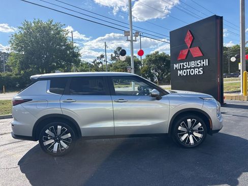 Used 2025 Mitsubishi Outlander SE AWD/4WD image 2