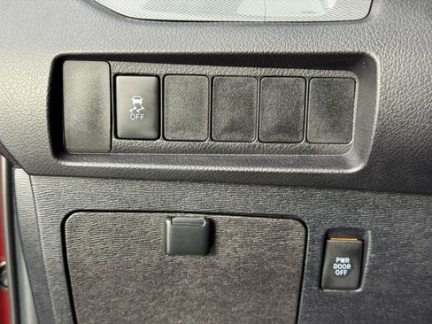 Used 2019 Toyota Sienna SE w/ Carpet Mat Package image 16