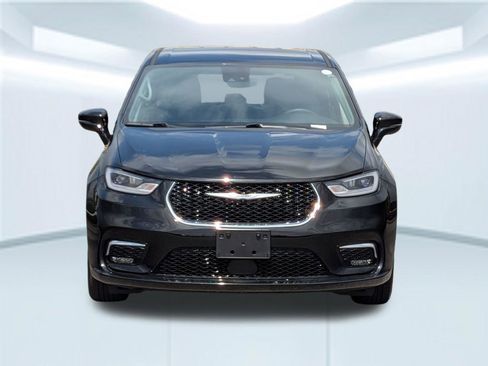 Used 2024 Chrysler Pacifica Touring-L FWD image 10