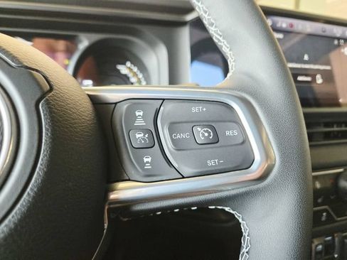 Used 2025 Jeep Wrangler Unlimited Sahara w/ Safety Group AWD/4WD image 25