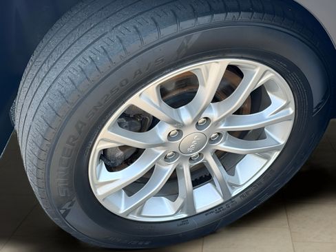 Used 2019 Jeep Cherokee Latitude w/ Popular Appearance Group FWD image 38