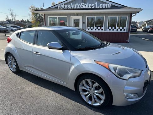 Used 2013 Hyundai Veloster w/ Style Pkg image 3