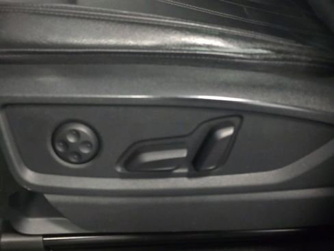 Used 2020 Audi Q5 e Prestige w/ Prestige Package image 37