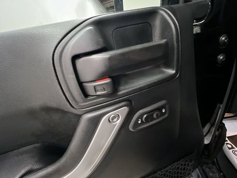 Used 2017 Jeep Wrangler Rubicon w/ Power Convenience Group AWD/4WD image 20