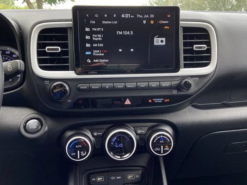 Used 2022 Hyundai Venue Limited FWD image 18