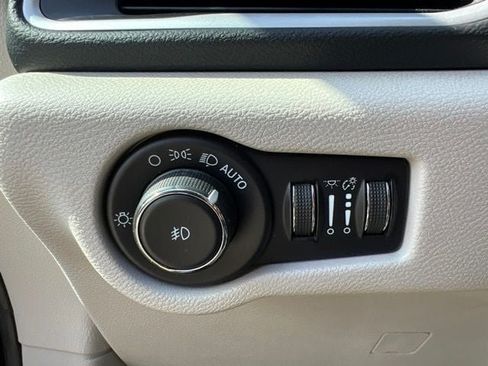 Used 2023 Chrysler Pacifica Touring-L FWD image 20