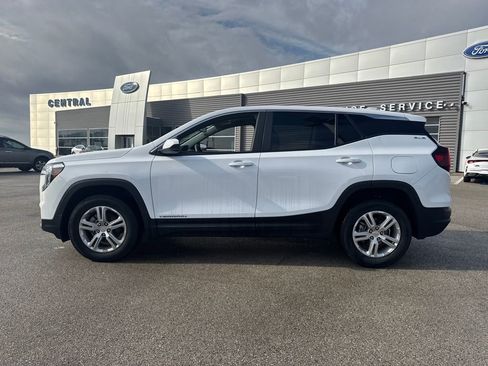 Used 2024 GMC Terrain SLE image 3