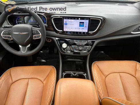 Used 2023 Chrysler Pacifica Pinnacle FWD image 14
