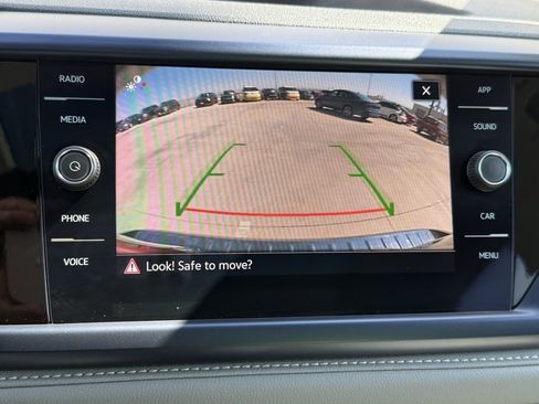 Certified 2024 Volkswagen Taos SE image 9