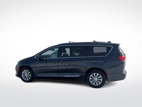 Used 2019 Chrysler Pacifica Touring-L image 6