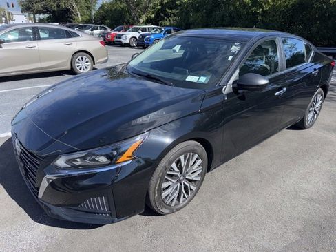 Used 2024 Nissan Altima 2.5 SV image 1