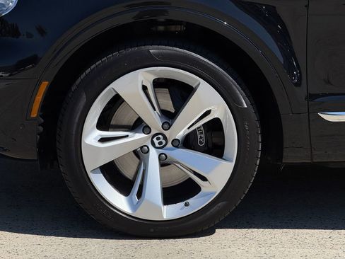 Used 2024 Bentley Bentayga image 6