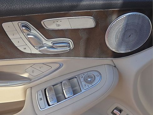 Used 2019 Mercedes-Benz GLC 350e 4MATIC image 24