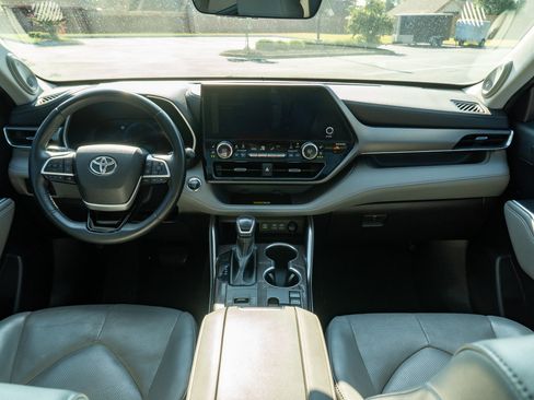 Used 2023 Toyota Highlander Limited FWD image 21