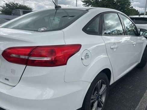Used 2018 Ford Focus SE w/ SE Appearance Package FWD image 2