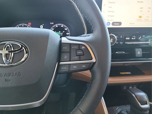 Used 2024 Toyota Highlander Platinum FWD image 20