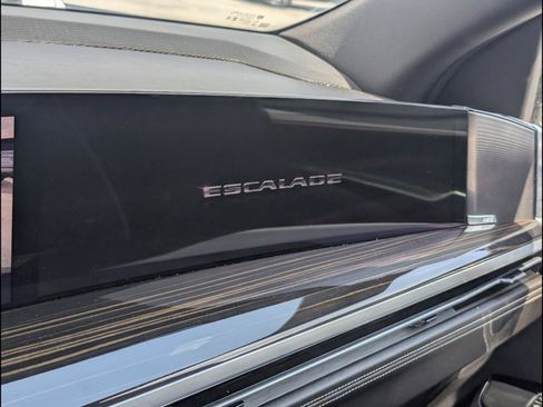 Used 2025 Cadillac Escalade Premium Luxury AWD/4WD image 19