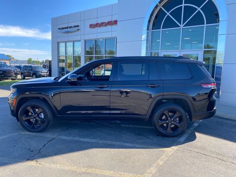 Used 2023 Jeep Grand Cherokee L Laredo AWD/4WD image 2