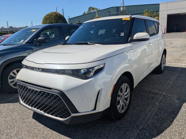 Used 2025 Kia Soul LX FWD image 2
