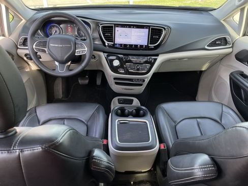 Used 2023 Chrysler Pacifica Touring-L image 9