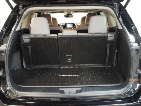 Used 2022 Toyota Highlander XLE AWD/4WD image 12