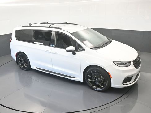 Used 2023 Chrysler Pacifica Touring-L w/ S Appearance Package image 56