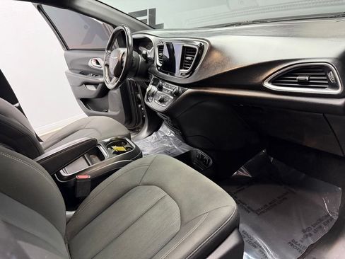 Used 2018 Chrysler Pacifica Touring Plus w/ S Appearance Package FWD image 48