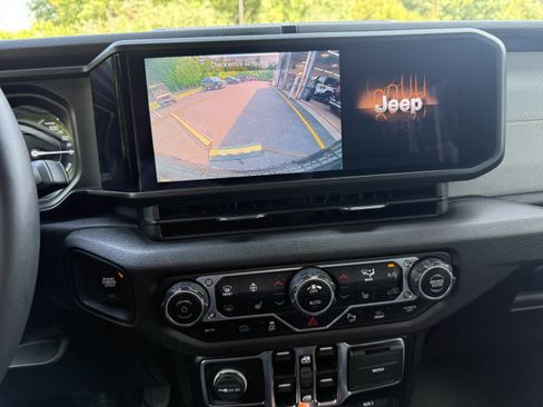 Used 2024 Jeep Wrangler Unlimited AWD/4WD image 17