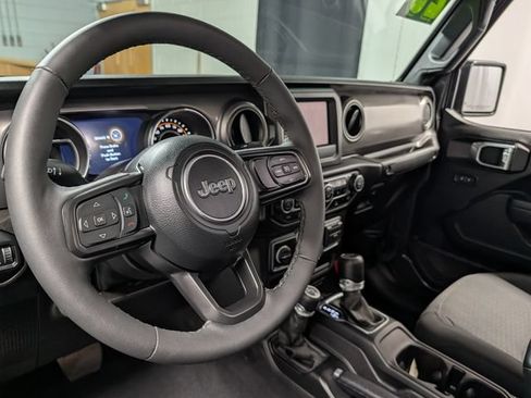Used 2023 Jeep Gladiator Sport AWD/4WD image 16