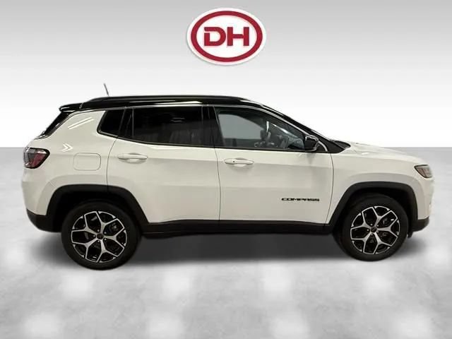 Used 2025 Jeep Compass Limited AWD/4WD image 2