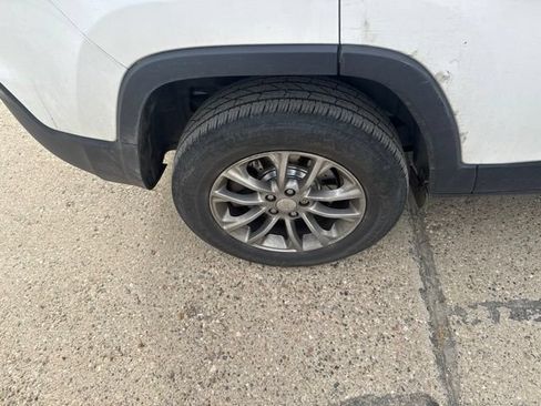Used 2019 Jeep Cherokee Latitude Plus w/ Cold Weather Group AWD/4WD image 15