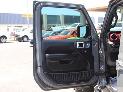 Used 2020 Jeep Gladiator Rubicon w/ LED Lighting Group AWD/4WD image 17