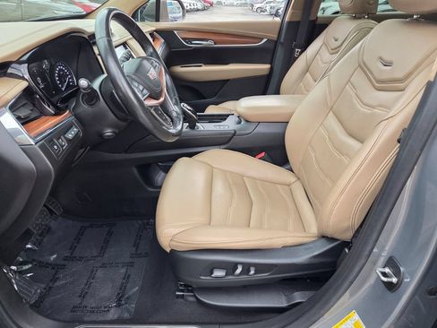 Used 2018 Cadillac XT5 Platinum w/ Driver Assist Package AWD/4WD image 3