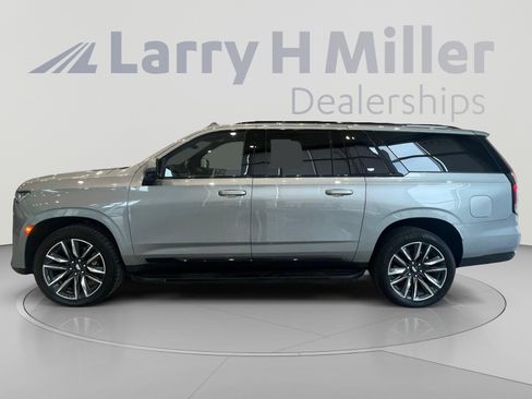 Used 2024 Cadillac Escalade ESV Sport AWD/4WD image 2