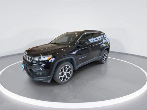 Used 2024 Jeep Compass Latitude AWD/4WD image 4