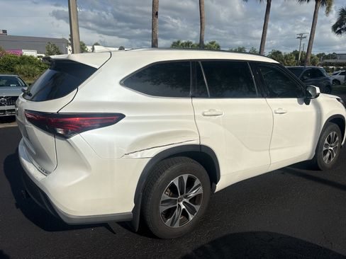 Used 2020 Toyota Highlander XLE AWD/4WD image 6
