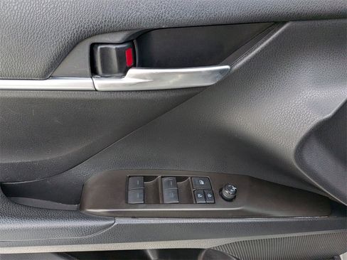 Used 2021 Toyota Camry SE image 11